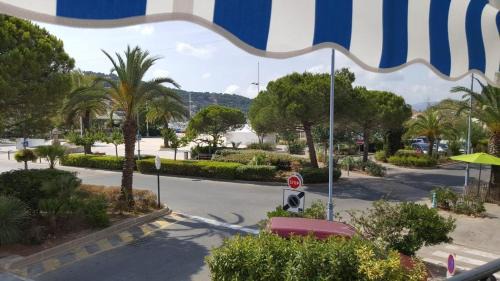 Saint-Mandrier-sur-Mer Apartment | Anatole - T3 - Moderne - Climatisé - 1er étage - Très grande terrasse 35 M2 - Vue magnifique et dégagée