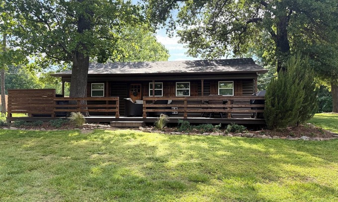 Cleora Cabin | Anchors Away Lodge - gorgeous deck & hot tub