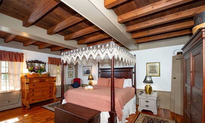 Lisbon House | Andrew Clark House 1700's Get Away!