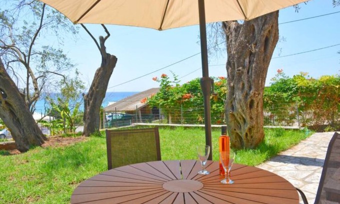 Sinarades Apartment | Anemelo house by the Kontogialos beach