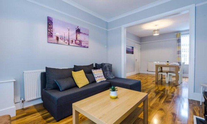 Anfield House | Anfield House 2 bedroom 2 Mins from Anfield Stadium Sleeps 7