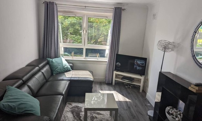 Greenock Apartment | Ann St Short-Term Stay, Greenock, United Kingdom