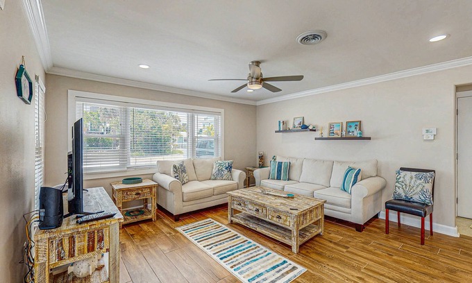 Holmes Beach Condo | Anna Maria Island condo with heated pool, short walk from the beach