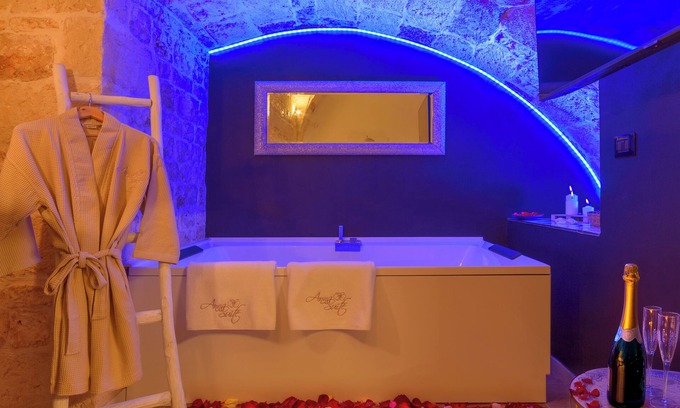 Conversano House | Anna Suite with Jacuzzi in the center of Conversano
