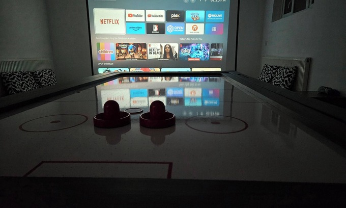 Windsor Ski Chalet | Annexe pool table, air hockey, table tennis, movie