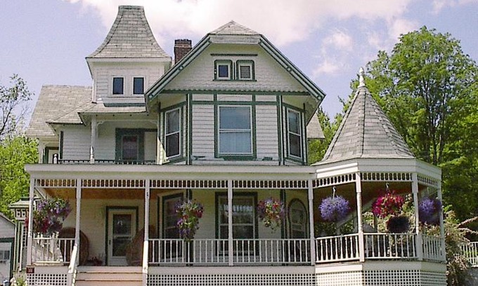 Windham Hotel | Antique Rose Inn Windham