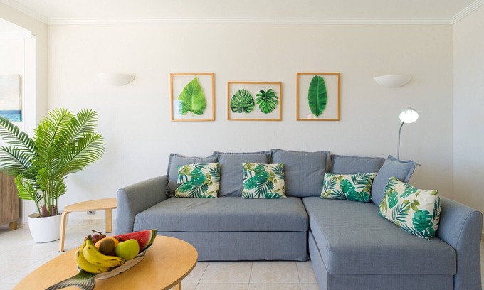 Las Palmas de Gran Canaria House | Apartment in Las Palmas by Playa de Las Canteras