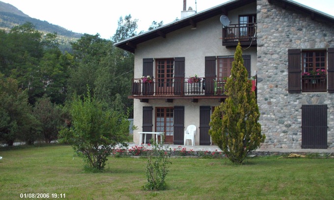 Saint-Martin-de-Queyrieres Apartment | Apartment on the ground floor between Serre Chevalier and the Parc des Ecrins