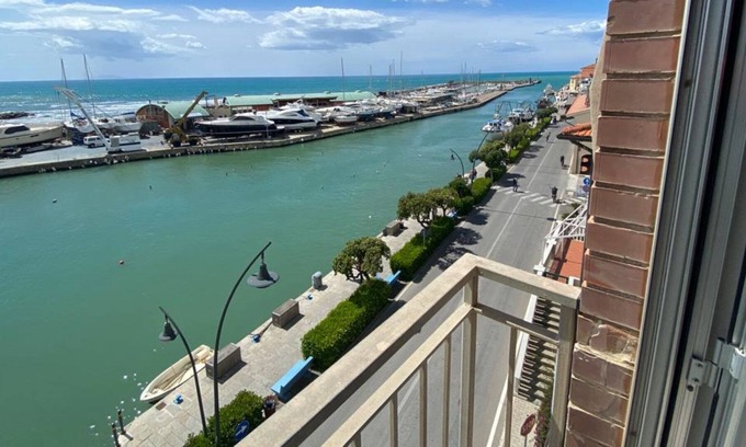 Castiglione della Pescaia Apartment | apartment with canal port view