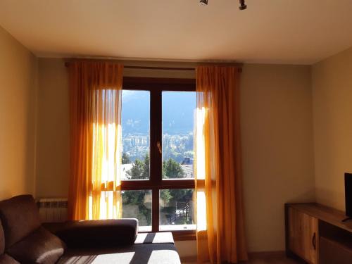 Sallent de Gallego Apartment | Apartamento familiar con vistas y garage La Portiecha