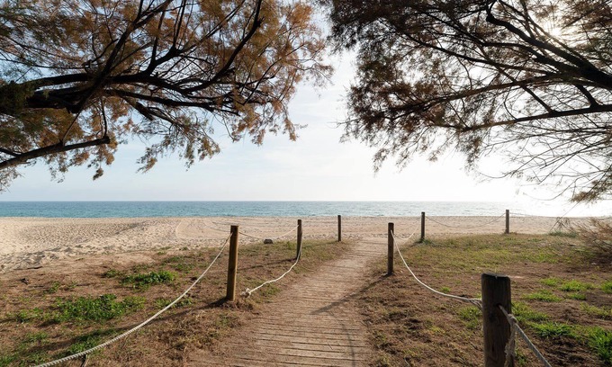 Vilassar de Mar Apartment | Apartamento Sant Mateu 25km BCN with Balcony, A/C & Wi-Fi