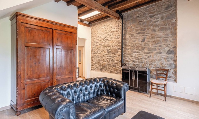 Verrucole Apartment | Apartment "Casa Fontana" with Private Garden & Wi-Fi