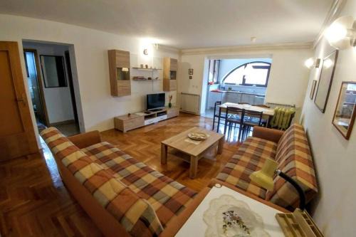 Stinjan Apartment | Apartman 100m2, full opremljen, privatni parking.