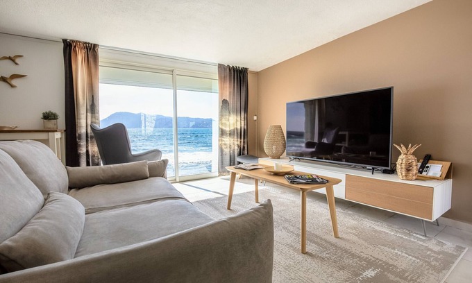 Saint-Mandrier-sur-Mer Apartment | Apartment 'Le Ponton' with Private Garden, Wi-Fi and Air Conditioning