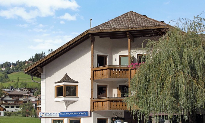 Mareo Apartment | Apartment "Rosalpina 4" in the Middle of the Ski Area with Mountain View, Wi-Fi & Balcony