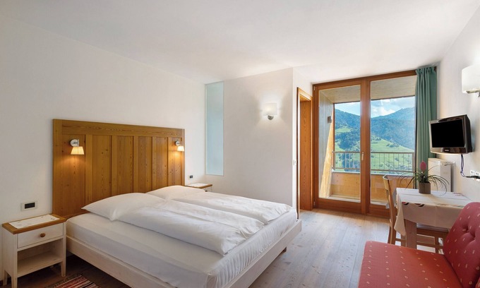 Mareo Apartment | Apartment 'A' with Mountain View, Balcony and Wi-Fi