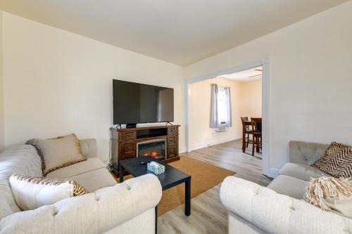 Niagara Falls Apartment | Apartment 2 Mi to Niagara Falls State Park!