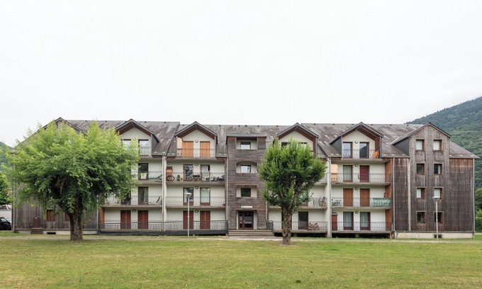 Bagneres-de-Luchon Apartment | Apartment 'A Garden in the Heart of Luchon' with Balcony and Wi-Fi