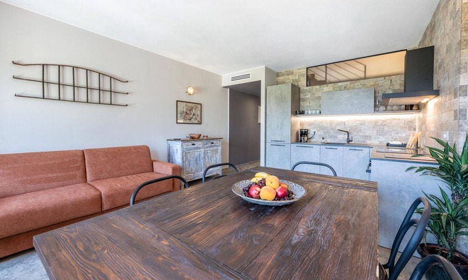 Soiano del Lago Apartment | Apartment 'Abaye 5 Barolo - Charm' with Lake View, Wi-Fi and Air Conditioning