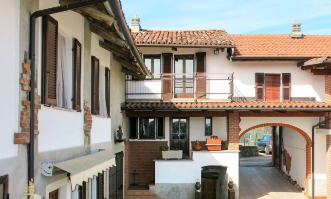 Camerano Casasco Apartment | Apartment Al Mobile Antico in Camerano - 6 persons, 2 bedrooms