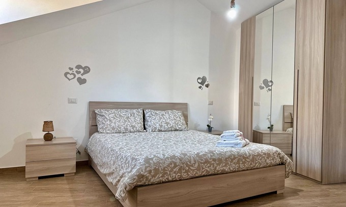 Piazza-Tralia-Pendolo Apartment | Apartment 'Alba E Tramonto' with Mountain View, Wi-Fi and Air Conditioning