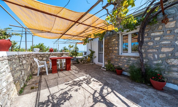 Antipaxos Apartment | Apartment 'Ambelaki' with Sea View, Private Garden and Wi-Fi