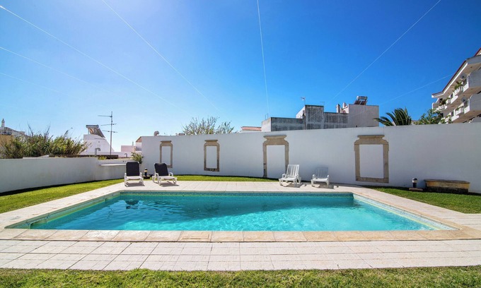 Peneco Beach Apartment | Apartment 'Apartamento Rossio' with Shared Pool, Wi-Fi and Air Conditioning