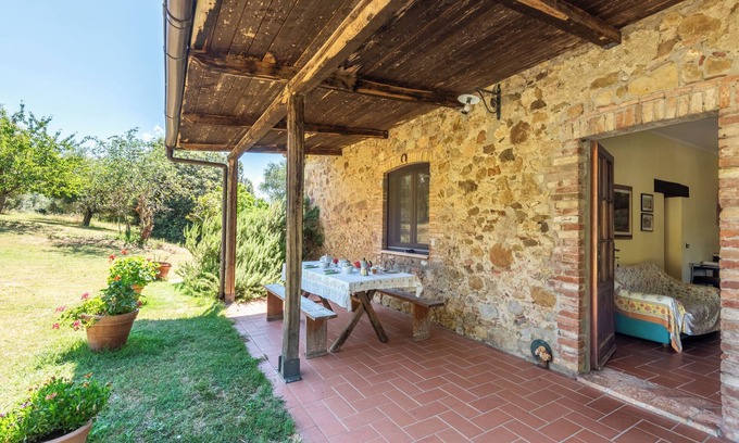 Radicondoli Apartment | Apartment 'Autentico In Campagna' with Mountain View, Shared Pool and Wi-Fi