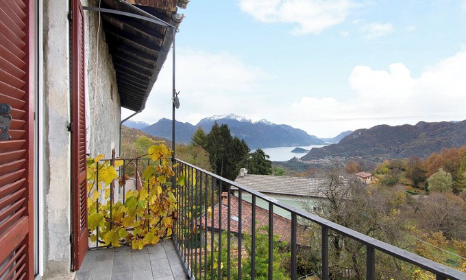 Naggio Apartment | Apartment 'Belcantone' with Lake View, Balcony and Wi-Fi