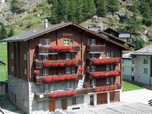 Saas Grund Apartment | Apartment Bergfreude Kuonen by Interhome