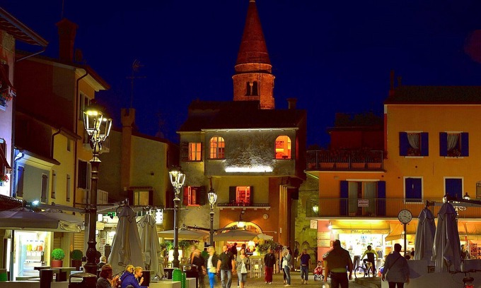 Old Town Apartment | Apartment 'Bilocale 3 Isola Di Pasqua Caorle' with Shared Garden, Wi-Fi and Air Conditioning