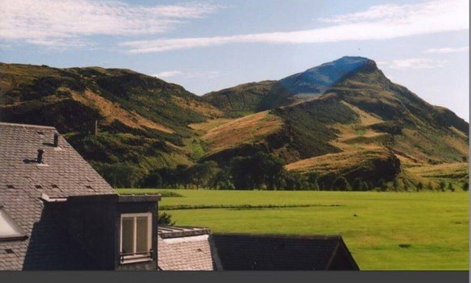 Gifford Apartment | Apartment by Holyrood with splendid views