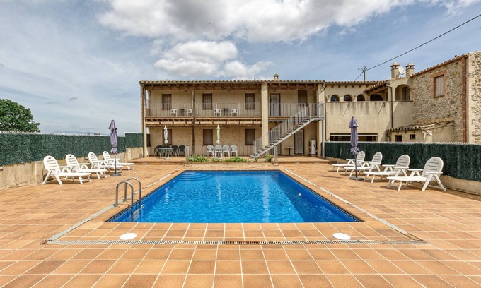 Torroella de Fluvia Apartment | Apartment 'Cal Ferrer 2 - Quadres' with Shared Pool, Wi-Fi and Air Conditioning