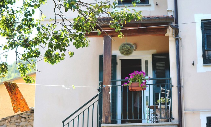 Carrodano Inferiore Apartment | Apartment 'Casa 6 Posti Letto' with Mountain View, Shared Garden and Balcony