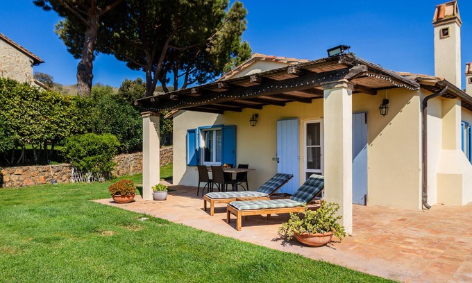 Orbetello Apartment | Apartment 'Casa Rose' with Sea View, Wi-Fi and Air Conditioning