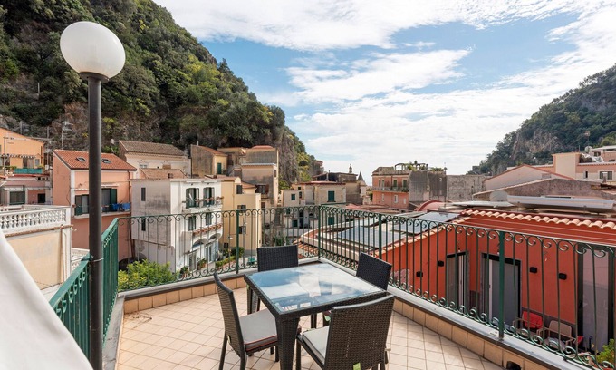 Cetara Apartment | Apartment 'Ce Tour - Casa Cetara Centro 1' with Private Terrace, Wi-Fi and Air Conditioning