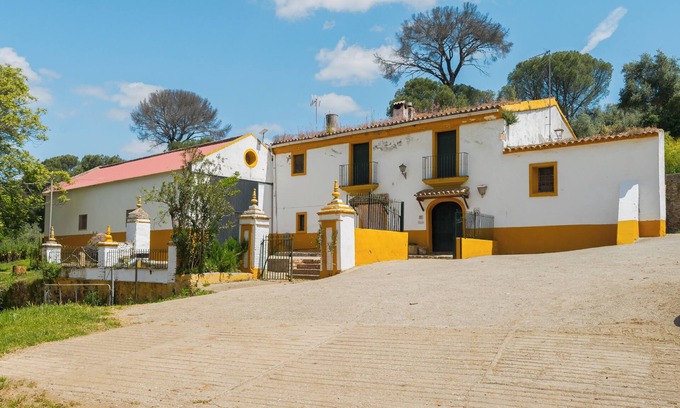 Constantina House | Apartment 'Chirrin' with Mountain View, Private Terrace and Private Garden