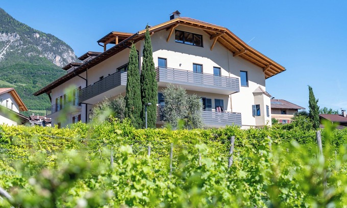 Tramin Apartment | Apartment 'Das Hubertus Suite Johanna' with Mountain View, Sauna and Air Conditioning