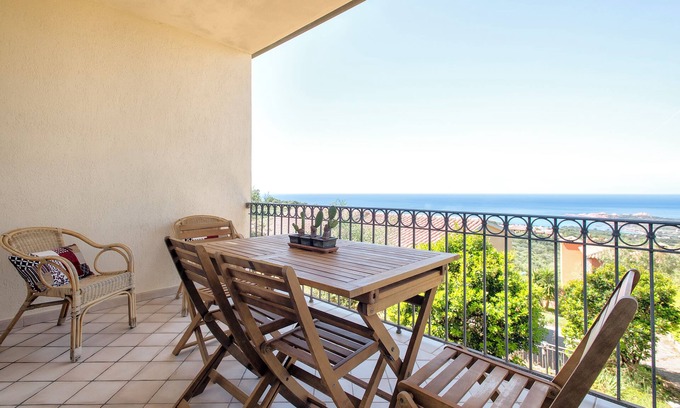 Paduledda Apartment | Apartment 'Due Passi Dal Mare' with Sea View, Private Garden and Air Conditioning