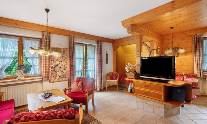 Mittenwald Apartment | Apartment 'Enzian Nr 2' with Mountain View, Private Terrace and Wi-Fi