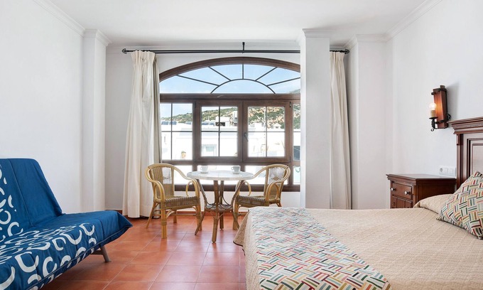 Zahara de los Atunes Apartment | Apartment 'Estudio La Atarraya 5' with Shared Terrace, Wi-Fi and Air Conditioning
