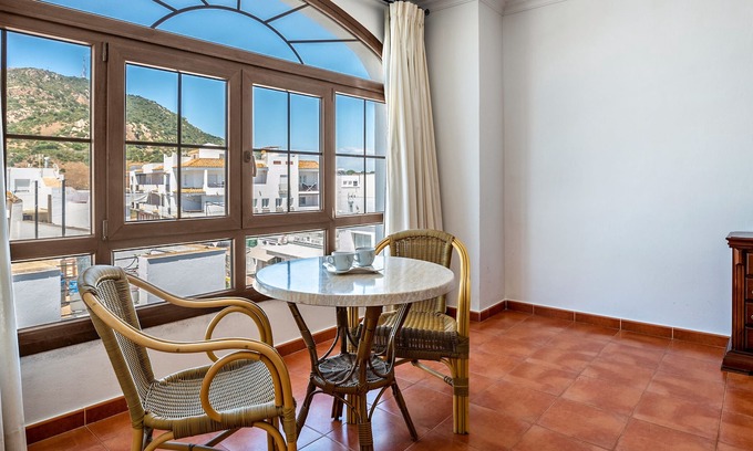 Zahara de los Atunes Apartment | Apartment 'Estudio La Atarraya 6' with Shared Terrace, Wi-Fi and Air Conditioning