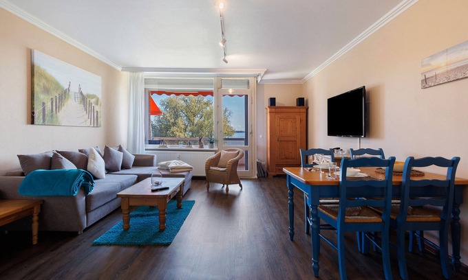 Alt-Travemunde/Ronnau Apartment | Apartment 'Ferienwohnung Oberdeck' with Sea View, Balcony and Wi-Fi