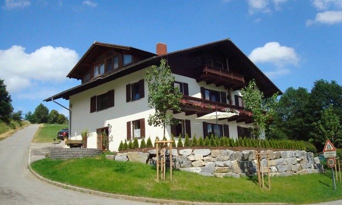 Aicha vorm Wald Apartment | Apartment 'Ferienwohnungen Memminger' with Private Terrace and Wi-Fi