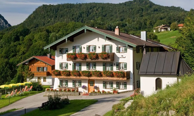 Bad Reichenhall Apartment | Apartment 'Ferienwohnung Edelweiß' with Mountain View, Balcony and Wi-Fi