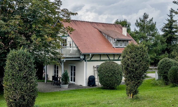 Ravensburg Apartment | Apartment 'Ferienhäuschen' with Private Terrace, Shared Garden and Wi-Fi