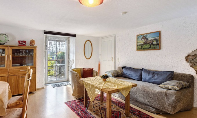 Huefingen Apartment | Apartment 'Ferienwohnung 1' with Private Terrace, Shared Garden and Wi-Fi