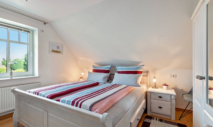 Niebuell Apartment | Apartment 'Ferienwohnung Strandgut' with Shared Terrace, Shared Garden and Wi-Fi