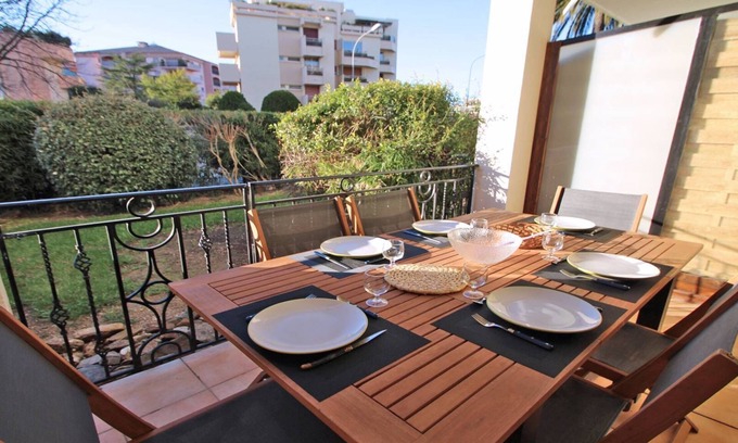 Sainte-Maxime City Centre Apartment | Apartment for 6 people – Swimming pool residence – Air conditioning – WiFi – Sainte.