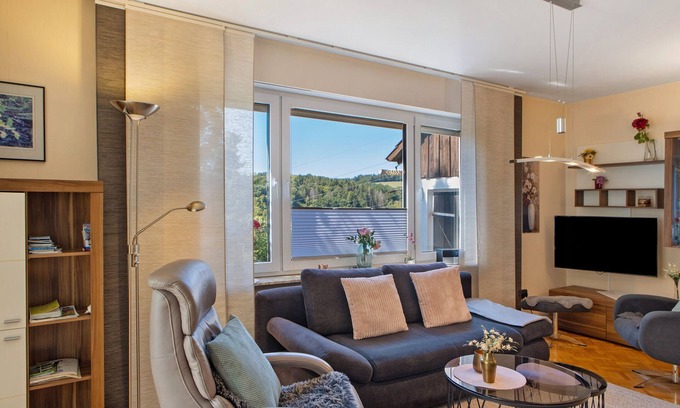 Tratzhof Apartment | Apartment 'Fuldatalblick' with Garden & Wi-Fi